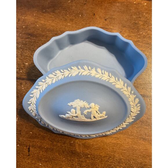 WEDGEWOOD BLUE JASPERWARE SCALLOPED OVAL LID TRINKET BOX /MARKED - Picture 3 of 11